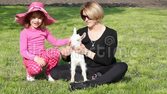 母亲和女儿带着山羊视频的预览图