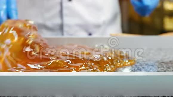 焦糖糖果搅拌焦糖的制造视频的预览图