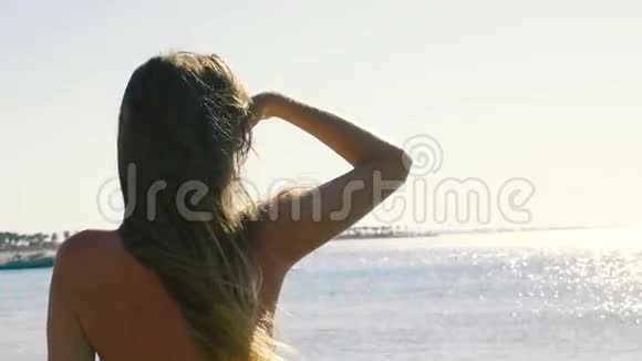 女孩站在海里看着远处特写镜头高清高清视频的预览图