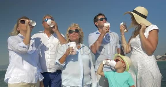 一家人从海边的纸杯里喝海视频的预览图