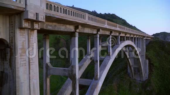 大西南太平洋沿岸的落基溪大桥视频的预览图