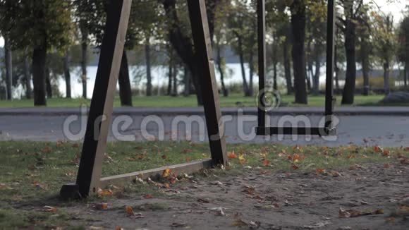 木制秋千在公园里摆动有人刚刚离开秋千视频的预览图
