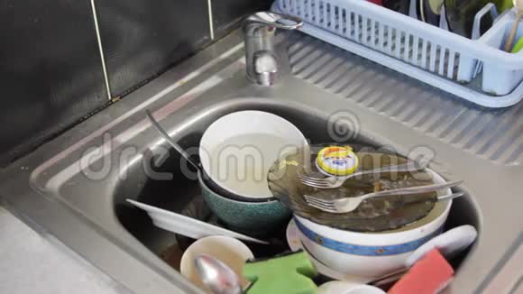 男人厨房洗手池里洗碗视频的预览图