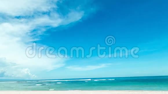 4天空的时间流逝天空的云彩笼罩着大海美丽的海滩与白沙的时间流逝巴厘热带岛屿视频的预览图