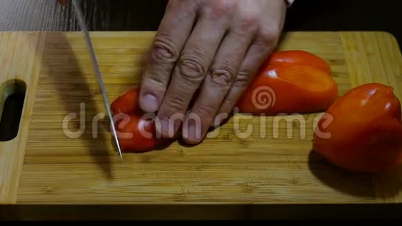 厨师切铃椒沙拉视频的预览图
