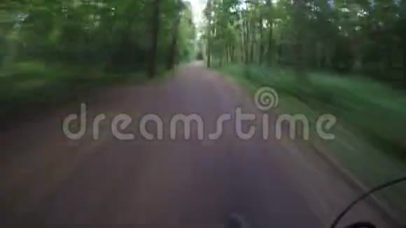 在森林公园骑自行车的时间视频的预览图