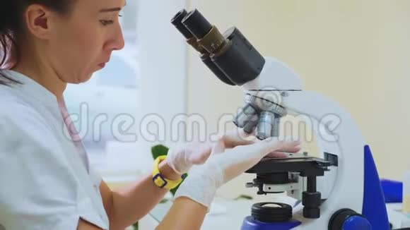 兽医工作人员使用显微镜检测动物血样视频的预览图