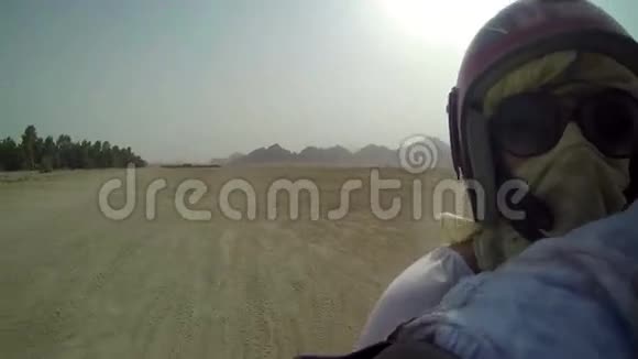 埃及四轮摩托车行驶时的后视镜视频的预览图