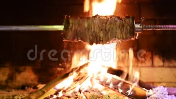 传统的土耳其烤肉串烧烤架视频的预览图