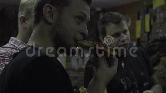 男人看听吃披萨一群人在房间里吃快餐视频的预览图