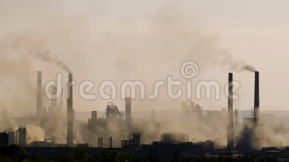 工业景观从管道厂的烟雾污染了大气视频的预览图
