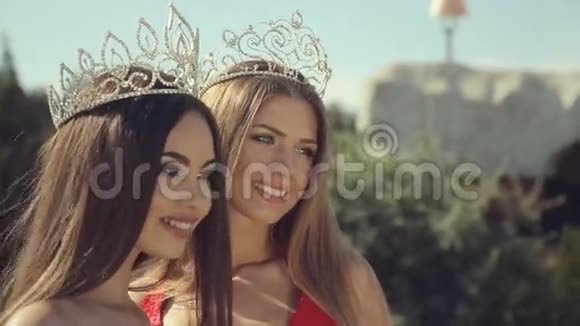 两个留着长发和皇冠的漂亮女孩视频的预览图