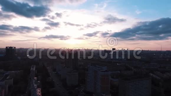 在美丽的夕阳下Drun拍摄了宿舍区的居住建筑视频的预览图
