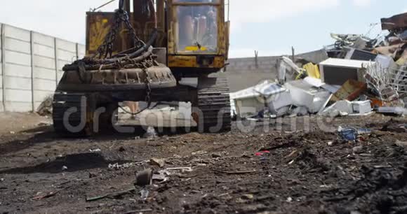 4k垃圾场正在使用挖掘机视频的预览图