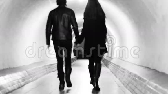 一对年轻夫妇穿过生命的隧道视频的预览图