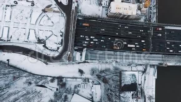 空中俯视汽车道路城市交通附近的居住房屋区域被雪覆盖视频的预览图