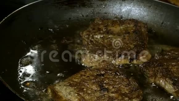 烹饪肝脏牛排或肉牛肉肝或肉牛排是用铁锅煎的视频的预览图