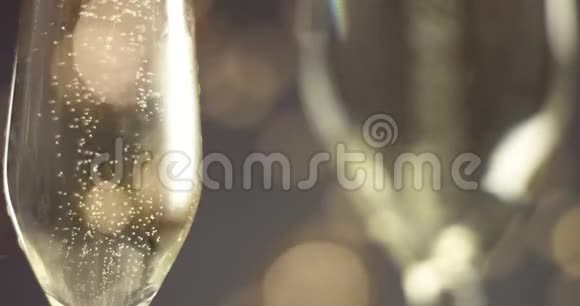 男人拿着一杯香槟和泡泡视频的预览图