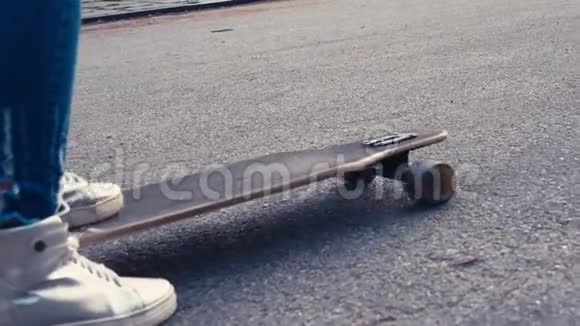 姜红头女人在日出时滑板滑板上的腿在夏季公园走向成功视频的预览图
