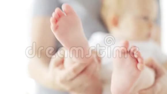 妈妈抱着光脚的小宝宝在家视频的预览图