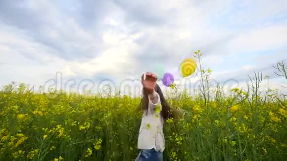 快乐的小女孩玩肥皂泡在草地上玩气球微笑的孩子在地上放松慢动作视频的预览图