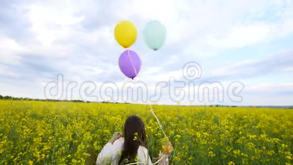 快乐的小女孩玩肥皂泡在草地上玩气球微笑的孩子在地上放松慢动作视频的预览图