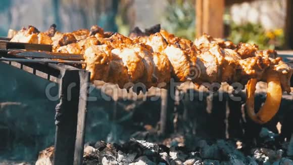 在大自然中的火堆上煮什什烤肉慢动作视频的预览图
