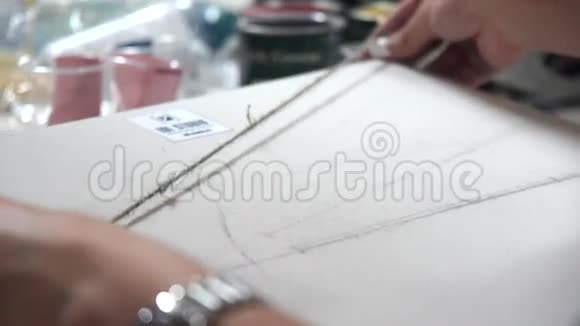 设计师用绳子装饰纸张程在专业设计工作室视频的预览图