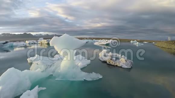 晶莹剔透的白色冰块在令人叹为观止的冰川湖泻湖Jokulsarlon冰岛4k空中无人机海景视频的预览图
