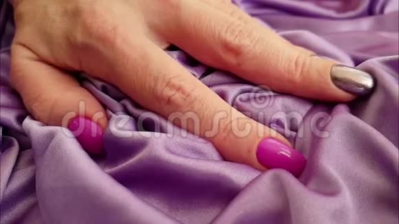 丝绸手部修甲慢动作优雅指甲视频的预览图