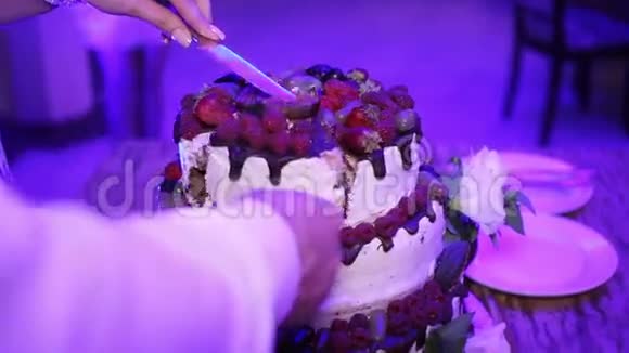 切一块水果结婚蛋糕视频的预览图