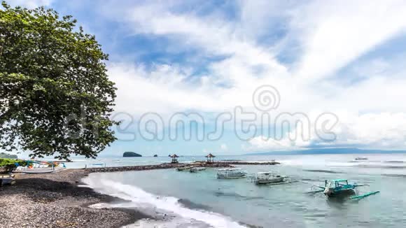 4K时推移全景观热带巴厘岛印度尼西亚海景黑沙碧波美丽天空东视频的预览图