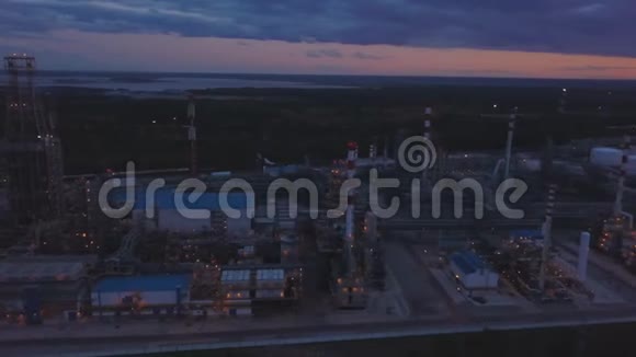 日落时炼油厂的鸟瞰图视频的预览图