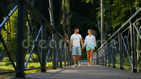 在公园里走过爱的桥梁视频的预览图