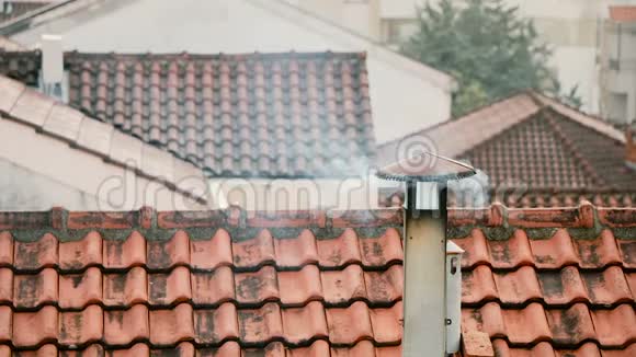 烟来自房子的烟囱屋顶上的管子烟囱乡村别墅有烟囱的房子吸烟视频的预览图