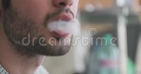 有胡子的男人抽着烟紧紧地视频的预览图