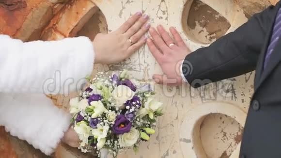 新婚夫妇把戒指戴在教堂的墙上视频的预览图