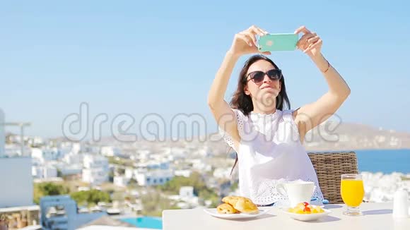 女士用手机拍照早餐女孩在豪华旅行度假时拍照留念视频的预览图