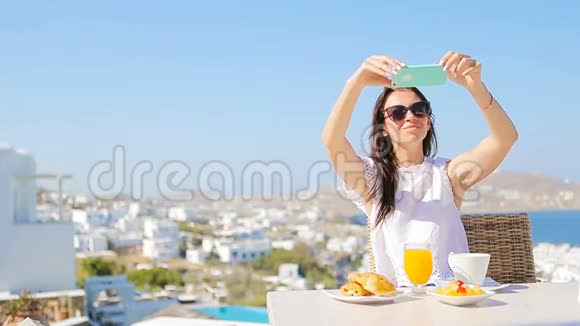 女士用手机拍照早餐女孩在豪华旅行度假时拍照留念视频的预览图