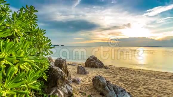 4K时间推移泰国苏梅岛长满植物的岩石海滩上日落视频的预览图
