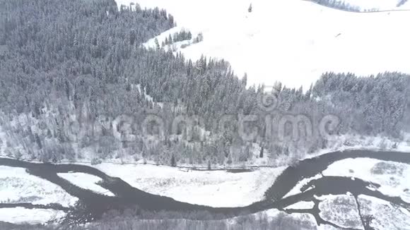 波兰塔特拉山上的一片雪林小山和一条小河的空中景色视频的预览图