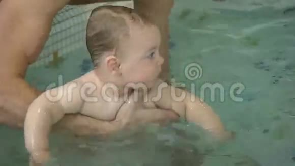 3小男孩喜欢和爸爸在游泳池里游泳视频的预览图