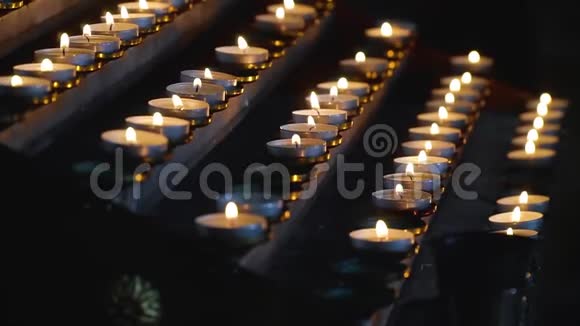 在暮色中点燃寺庙里的蜡烛视频的预览图