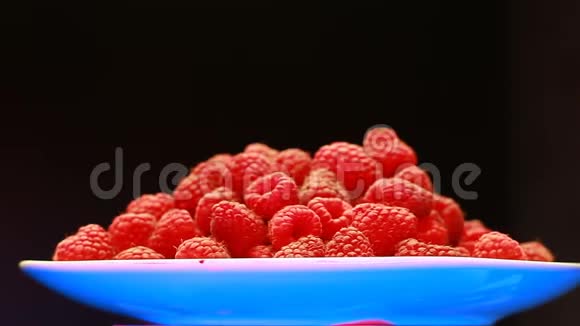 新鲜树莓水果作为食物背景健康食品有机营养正面视图视频的预览图