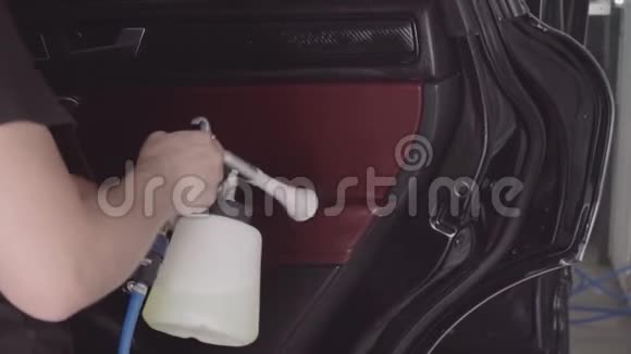 用热蒸汽清洗汽车视频的预览图