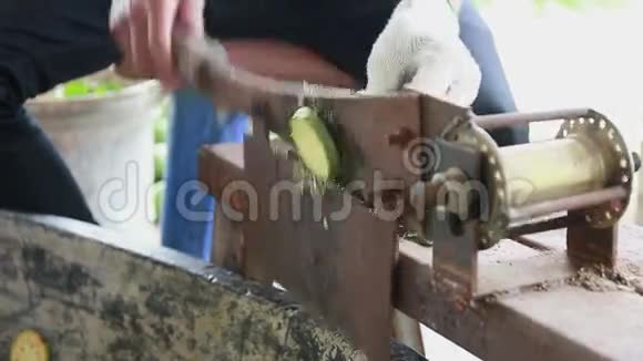 用一把传统的刀切一个碎果子用于干燥关闭视频的预览图