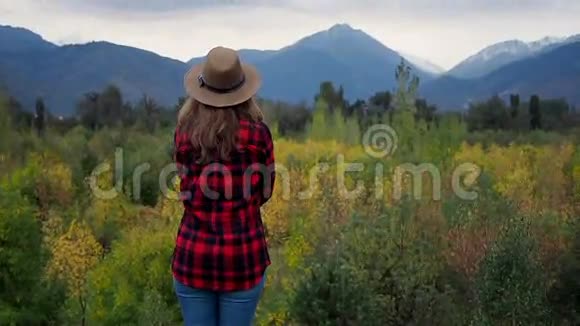 女子在秋山山水视频的预览图