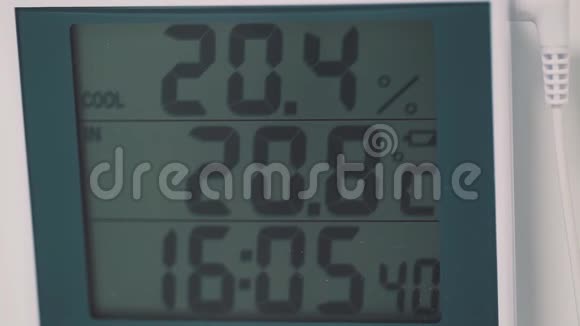 数字单色显示器显示温度和时间视频的预览图