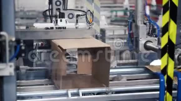 纸板包装箱包装机剪辑箱体成型生产线视频的预览图