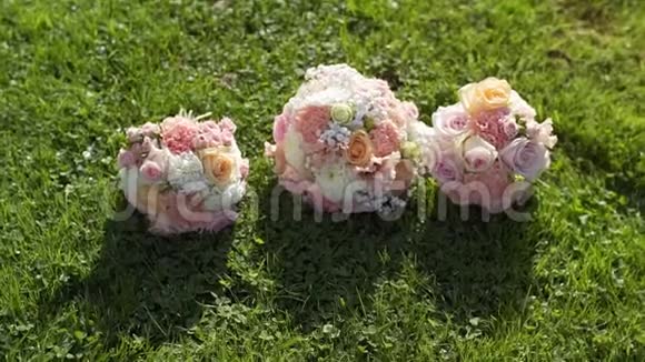 草地上美丽的婚礼花束视频的预览图